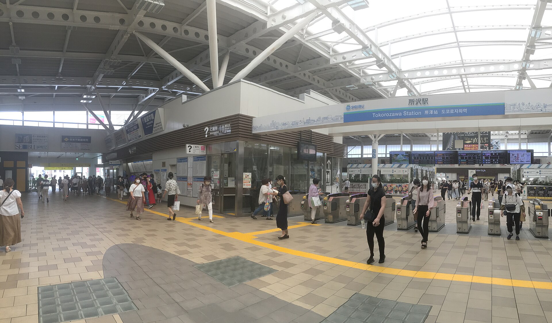 所沢駅の改札前