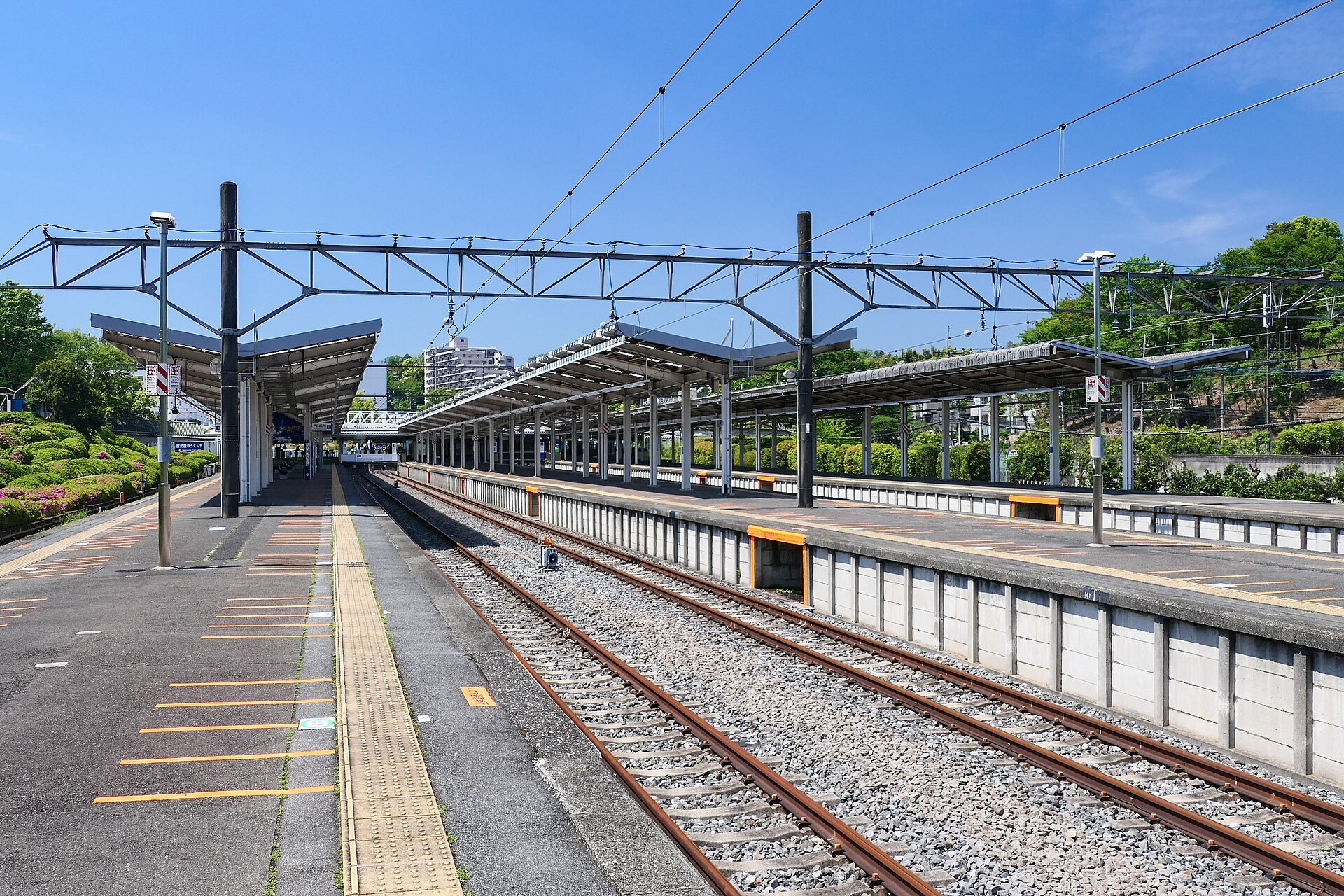 西武球場前駅の1〜6番線ホーム