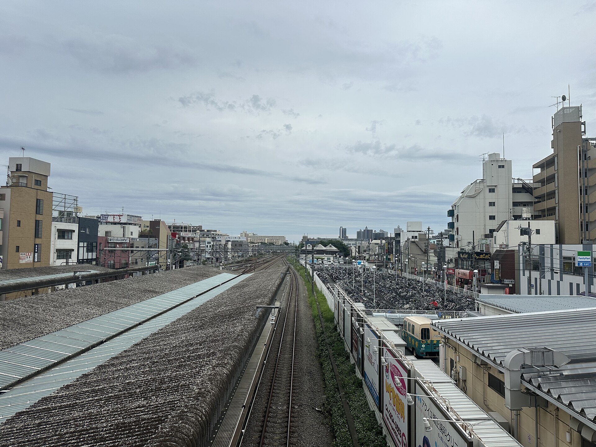 新所沢駅の上から見た線路と駐輪場