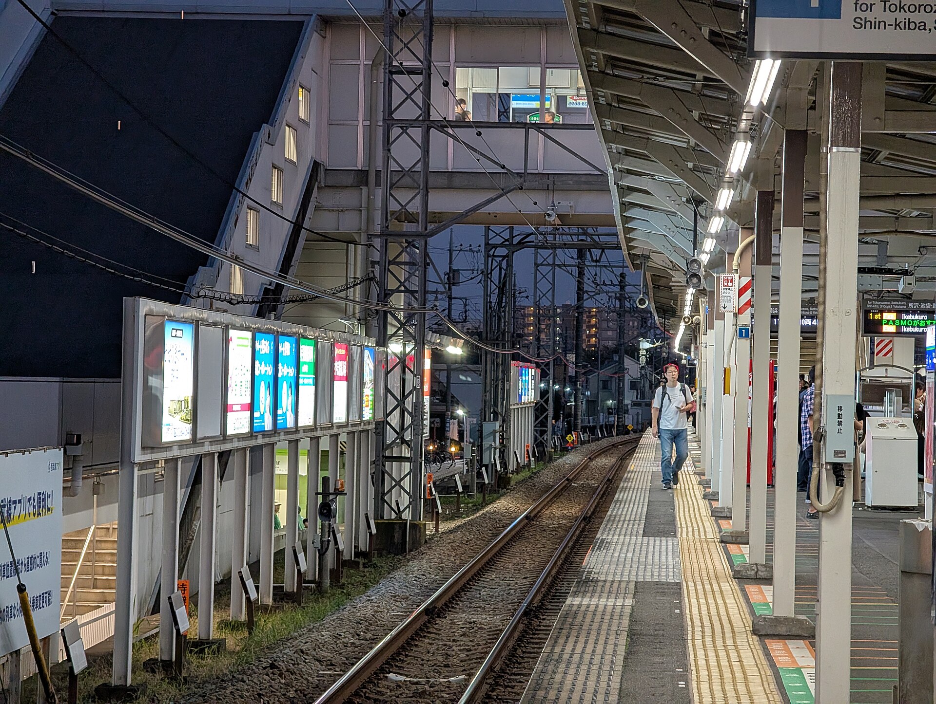 夜の小手指駅のホーム
