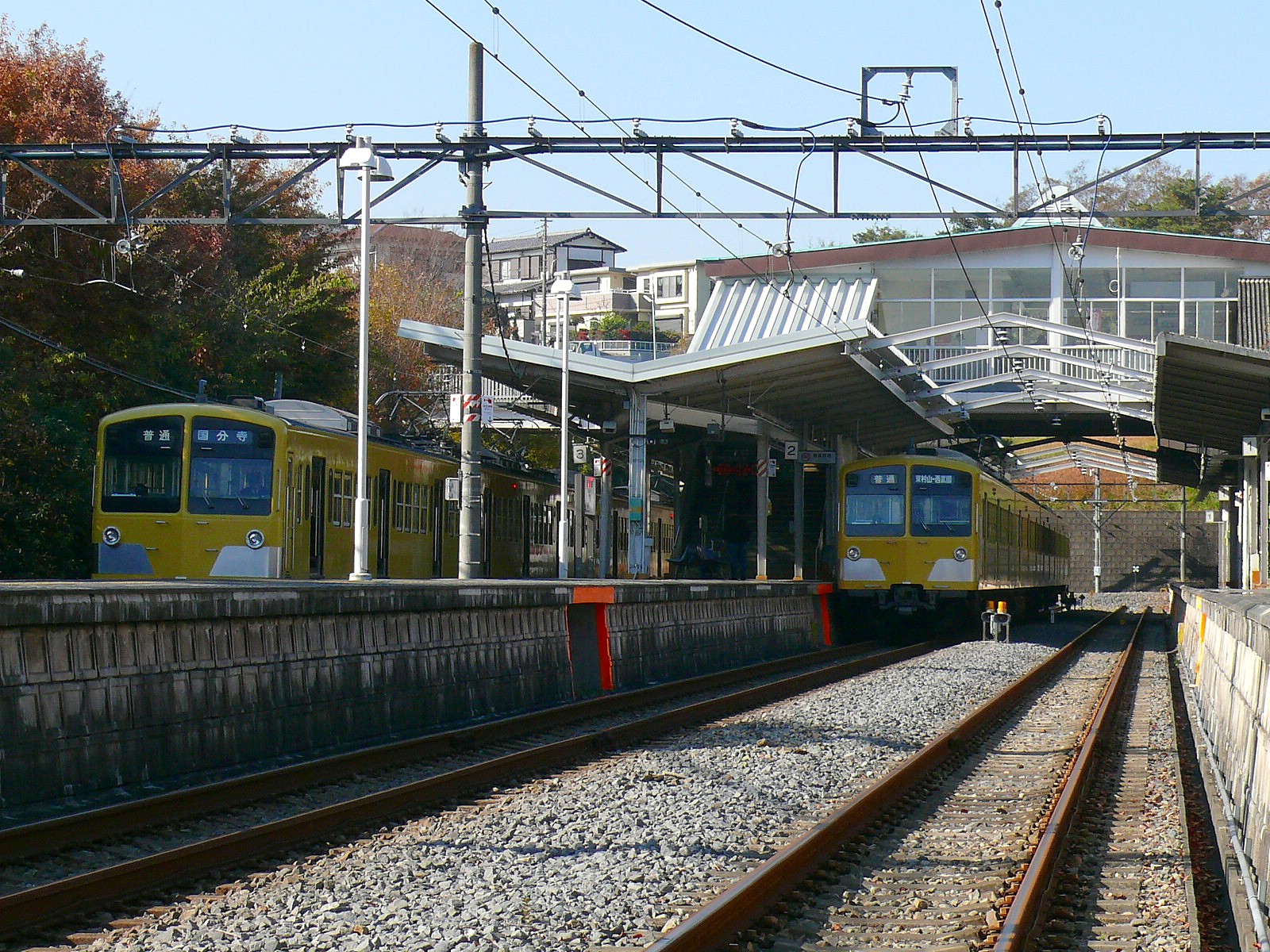 西武園駅のホームと西武線の電車