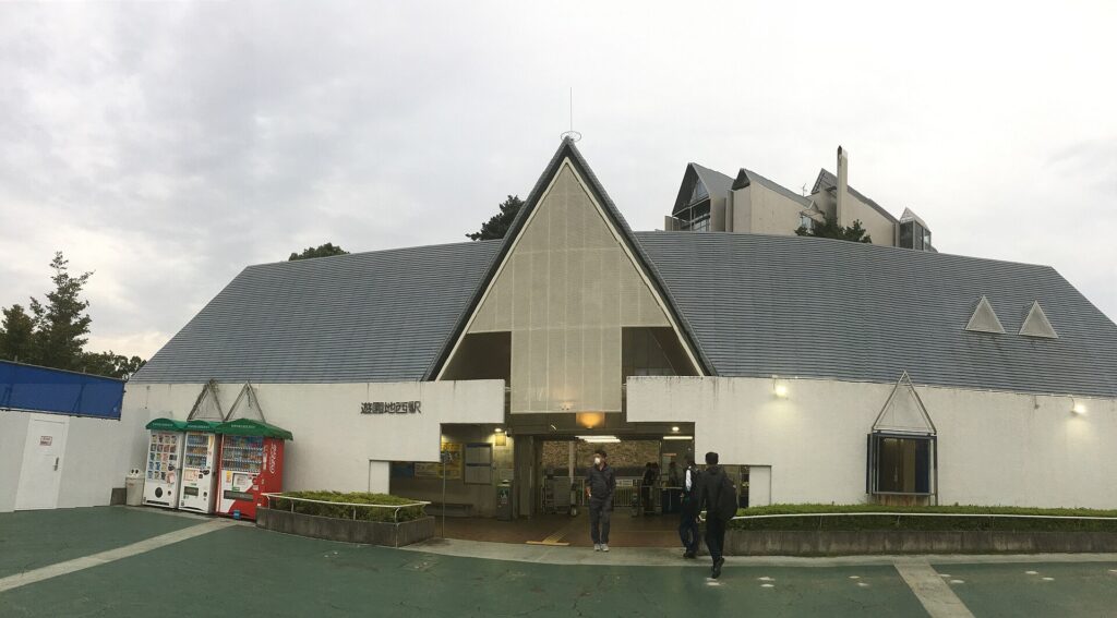 山口線の西武園ゆうえんち駅の駅舎